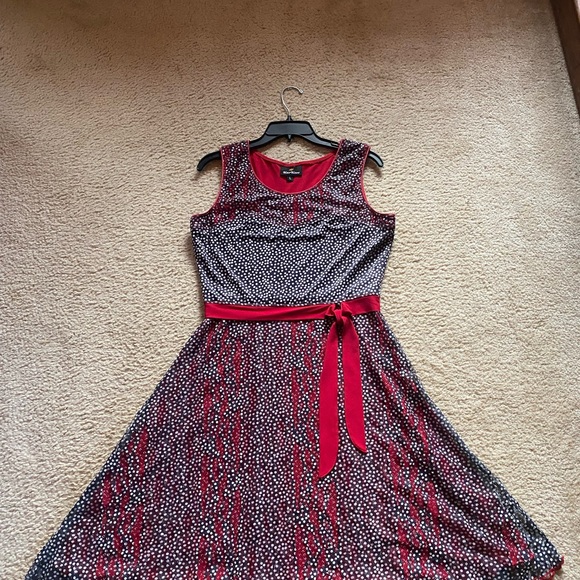 Knee-length sleeveless dress - Picture 4 of 8